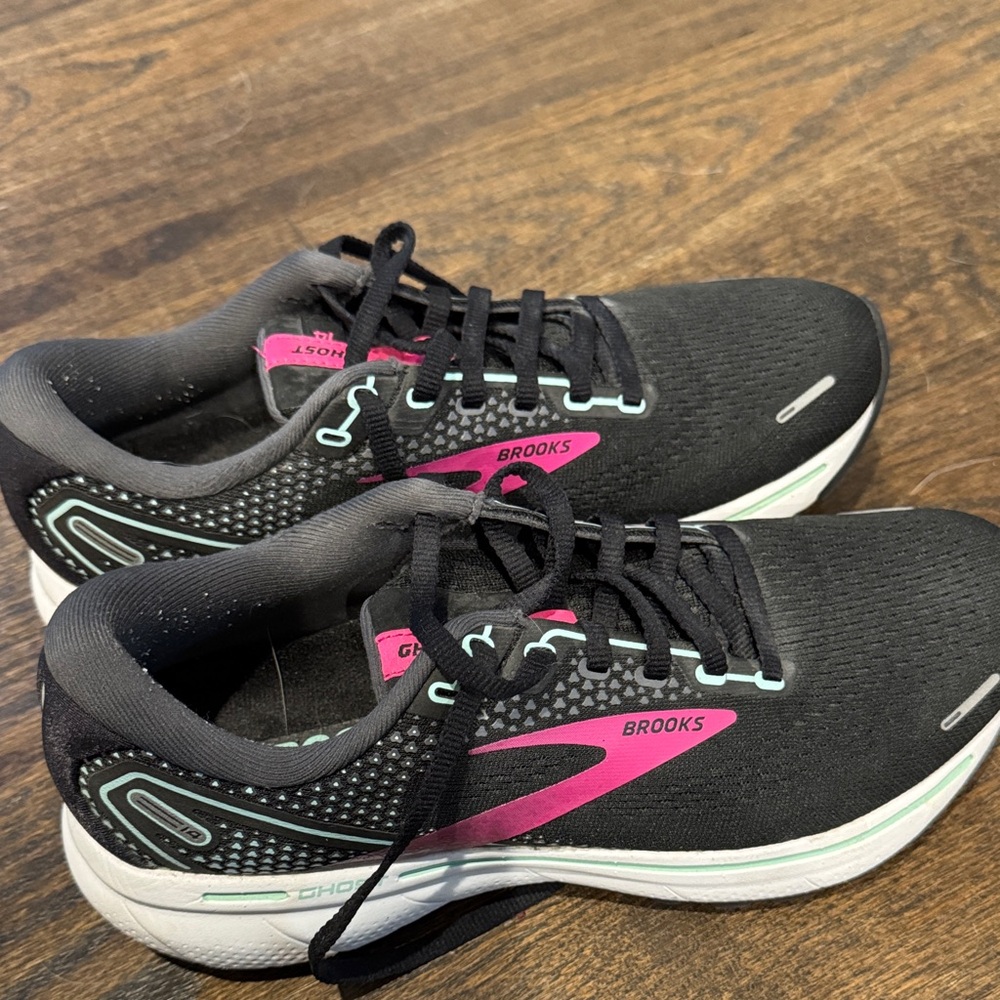 Brooks Women's Black and Pink Athletic Shoes